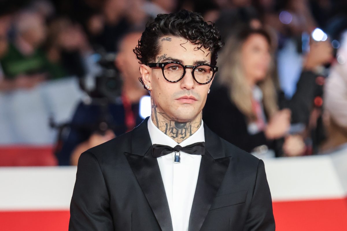 Sanremo 2025, Tony Effe furioso perchè gli hanno fatto togliere la collana: “Per me il Festival finisce oggi”