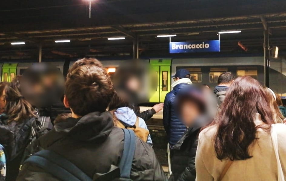 Guasto treno regionale a Palermo, passeggeri a terra