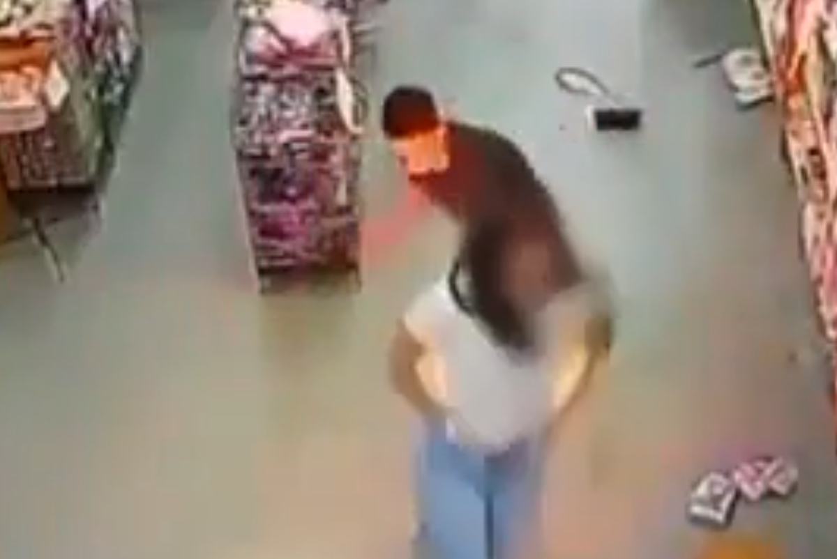 VIDEO | Le esplode il cellulare in tasca, paura per una donna al supermercato