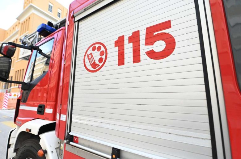 Paura sull’A18 a Messina, auto prende fuoco in galleria: donna mette in salvo marito disabile