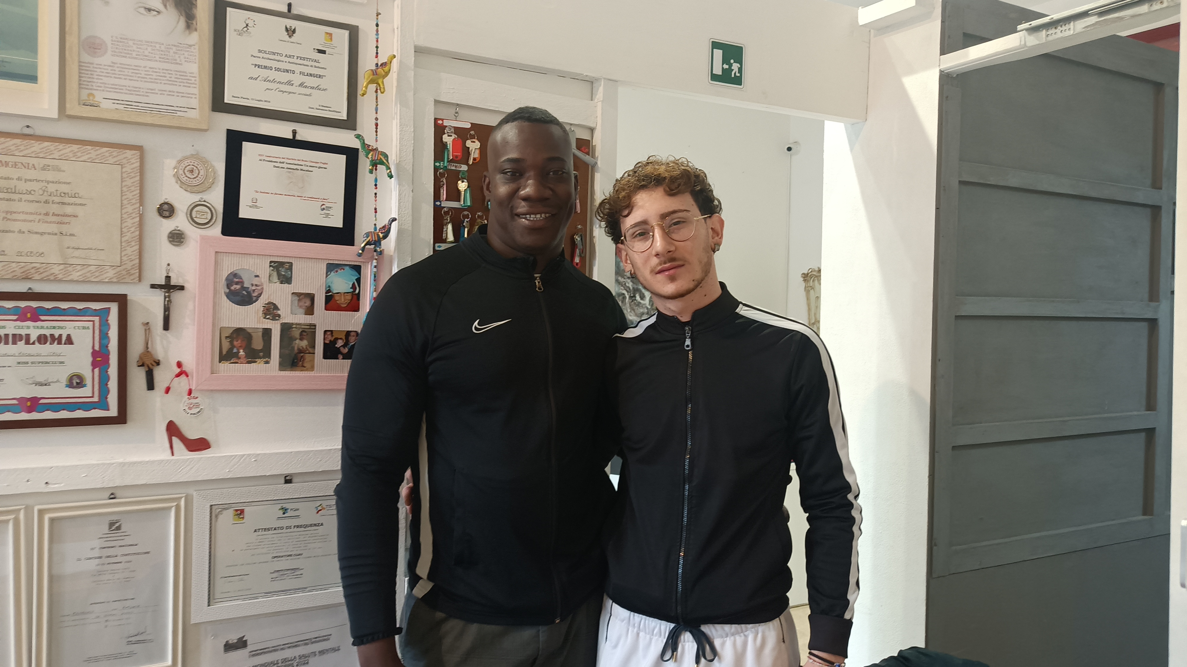 Le panchine contro la violenza alle donne dipinte da Issa