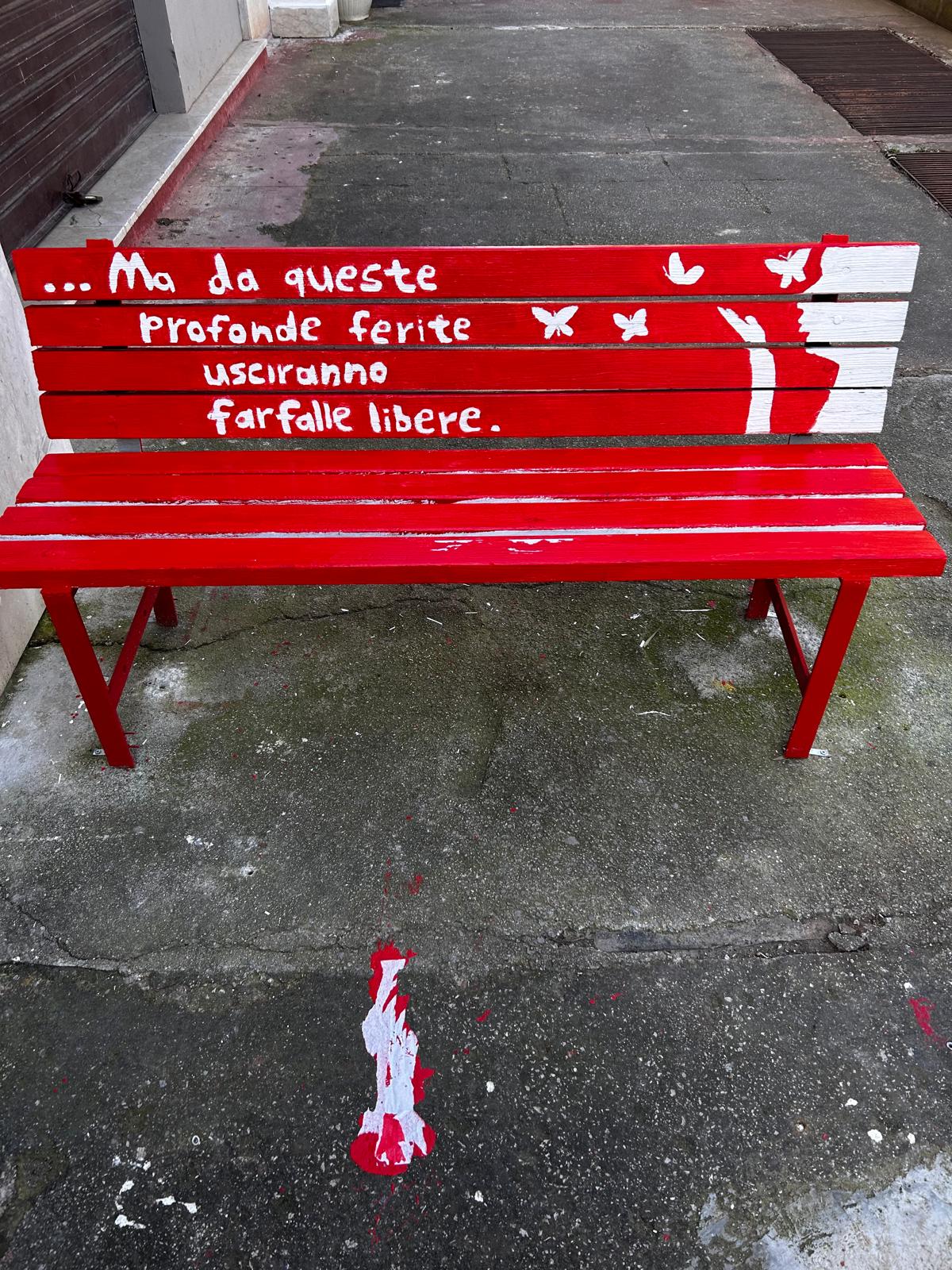 Le panchine contro la violenza alle donne dipinte da Issa