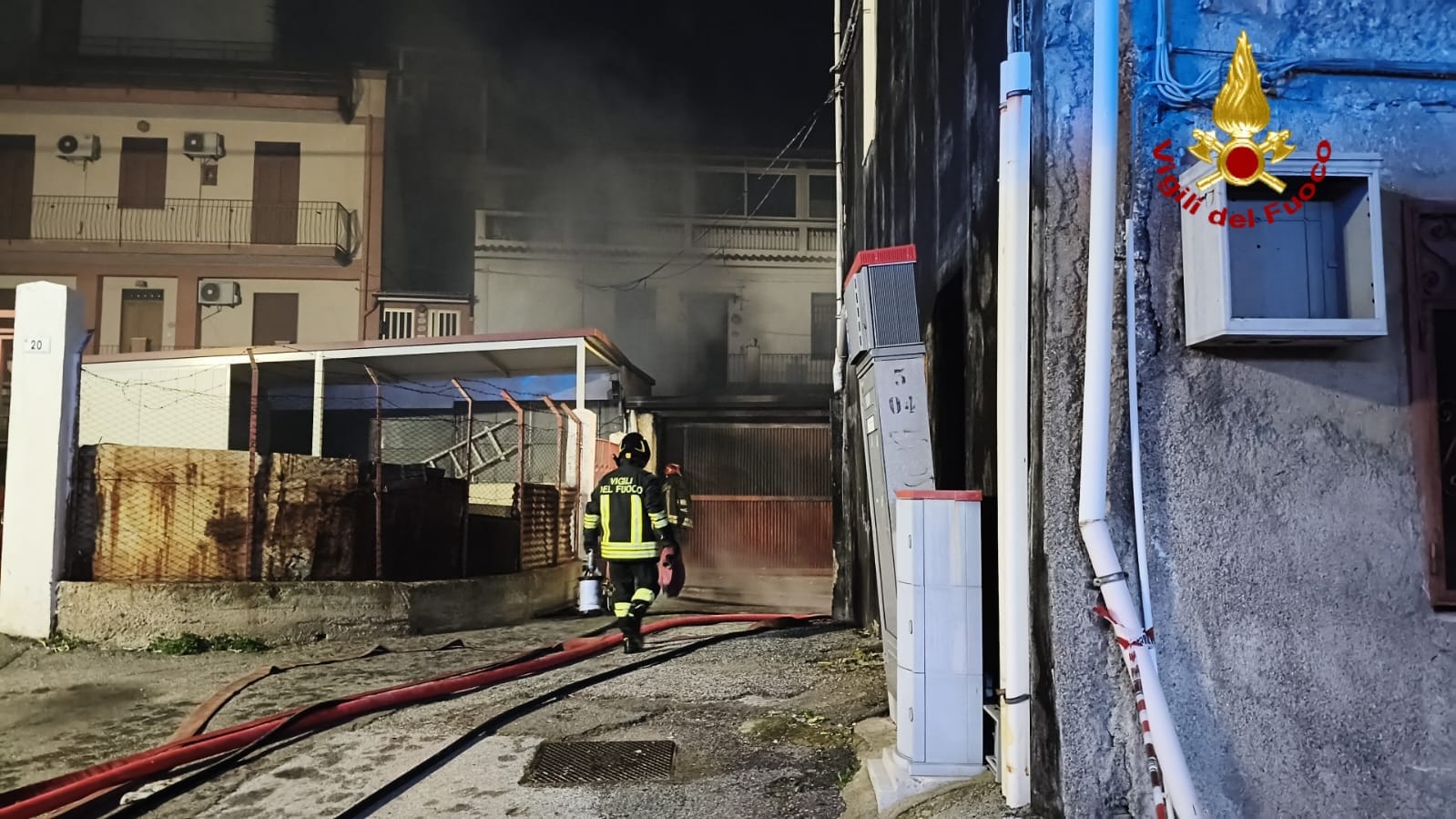 Messina, fiamme tra i palazzi del centro città. Abitanti sotto choc, uomo trasportato in ospedale