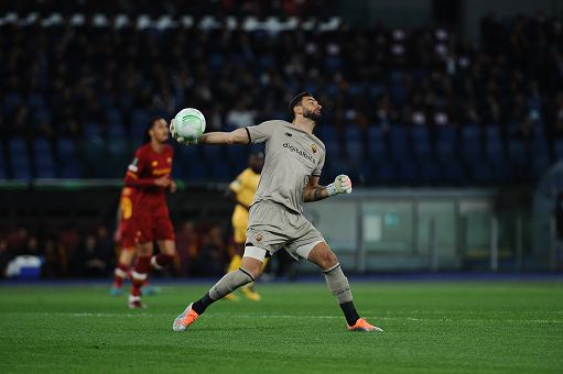 Calcio, nuove regole: calcio d’angolo se portiere perde tempo