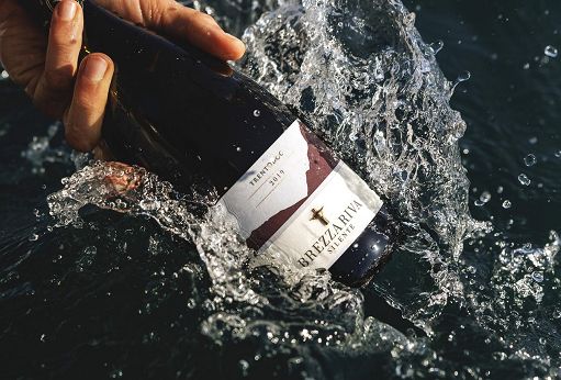 Vino, “Brezza Riva Silente”: il Trentodoc affinato nel Lago di Garda