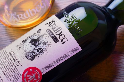 Ardbeg celebra 25 anni dei suoi sostenitori con una limited edition