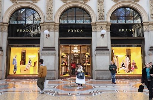 Prada vicina all’acquisizione di Versace da Capri Holdings