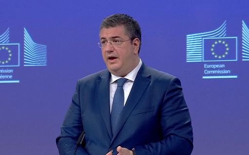 Auto, Ue anticipa revisione norme CO2, conferma zero emissioni 2035