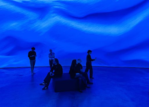 Sedersi al centro del mondo: Refik Anadol al Guggenheim Bilbao