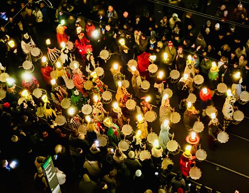 Basilea, il carnevale al buio che nasce dalle feste medievali