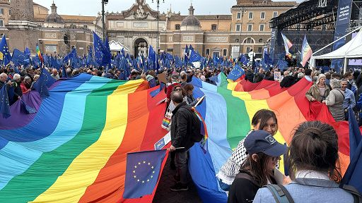 Ue, Serra: piazza con idee diverse è scandalo ma si chiama democrazia