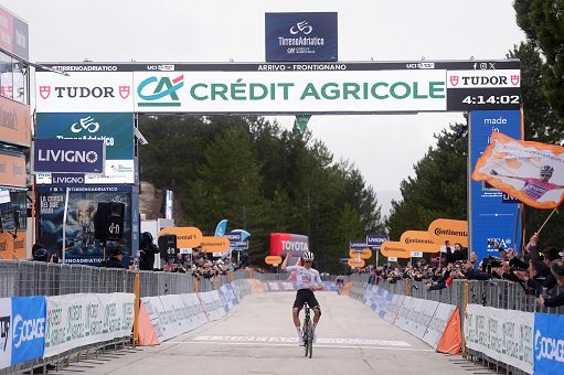 Ciclismo, Ayuso prende tappa e maglia alla Tirreno-Adriatico