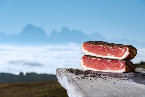 Speck Alto Adige Igp: torna a crescere produzione certificata, vale 170 mln