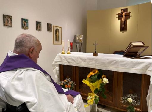Papa, diffusa prima foto del Pontefice in cappellina Gemelli