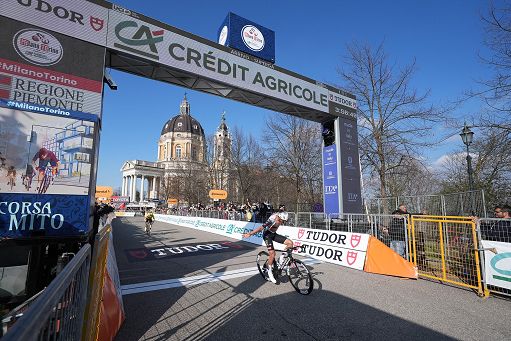 Ciclismo, Isaac Del Toro vince la Milano-Torino