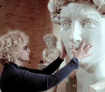 Al Fuorisalone un divano di design progettato escludendo la vista