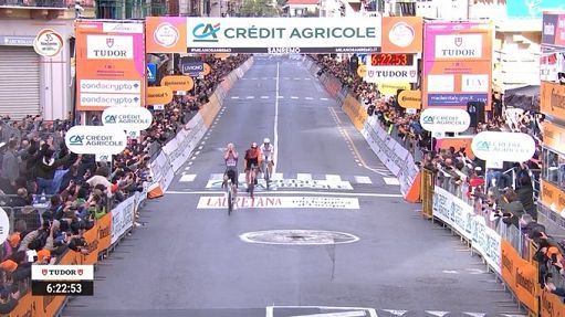 Ciclismo, Mathieu Van der Poel vince la Milano-Sanremo