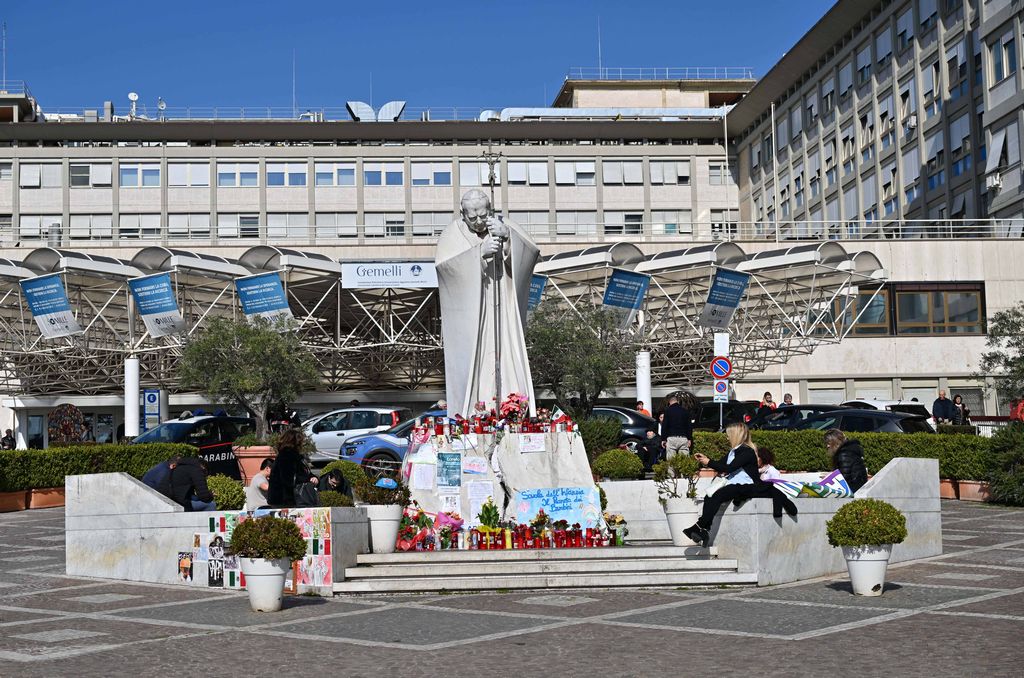 Il Papa dimesso domani dal Gemelli, torna a Santa Marta