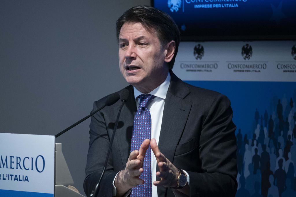 Santanchè, Conte: Meloni non la fa dimettere, è ricattata?