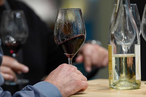 Vino, piano della Commissione contro surplus, calo consumi e cambio clima