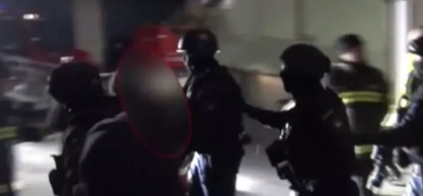 Follia ad Adrano: si barrica in casa e lancia oggetti dal balcone, feriti due agenti