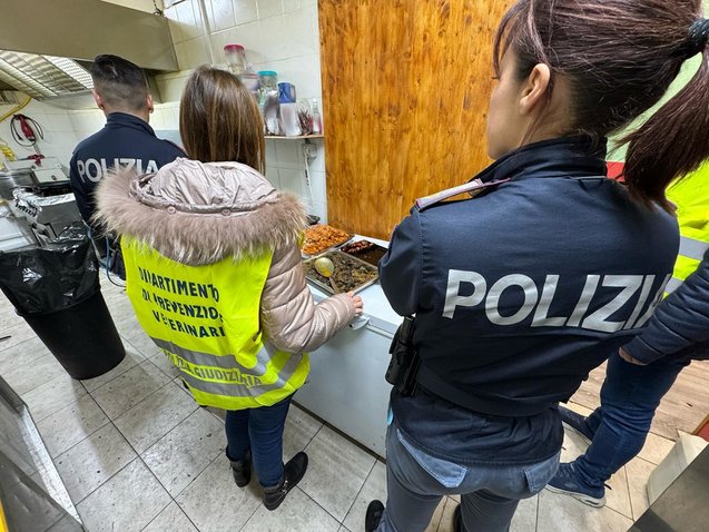 VIDEO | Dormivano nel sottotetto, latte nei contenitori dei detersivi: orrore in un ristorante a Catania