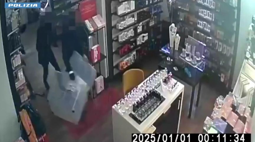 VIDEO | Catania, sfondano profumeria con le auto per due volte: scattano gli arresti