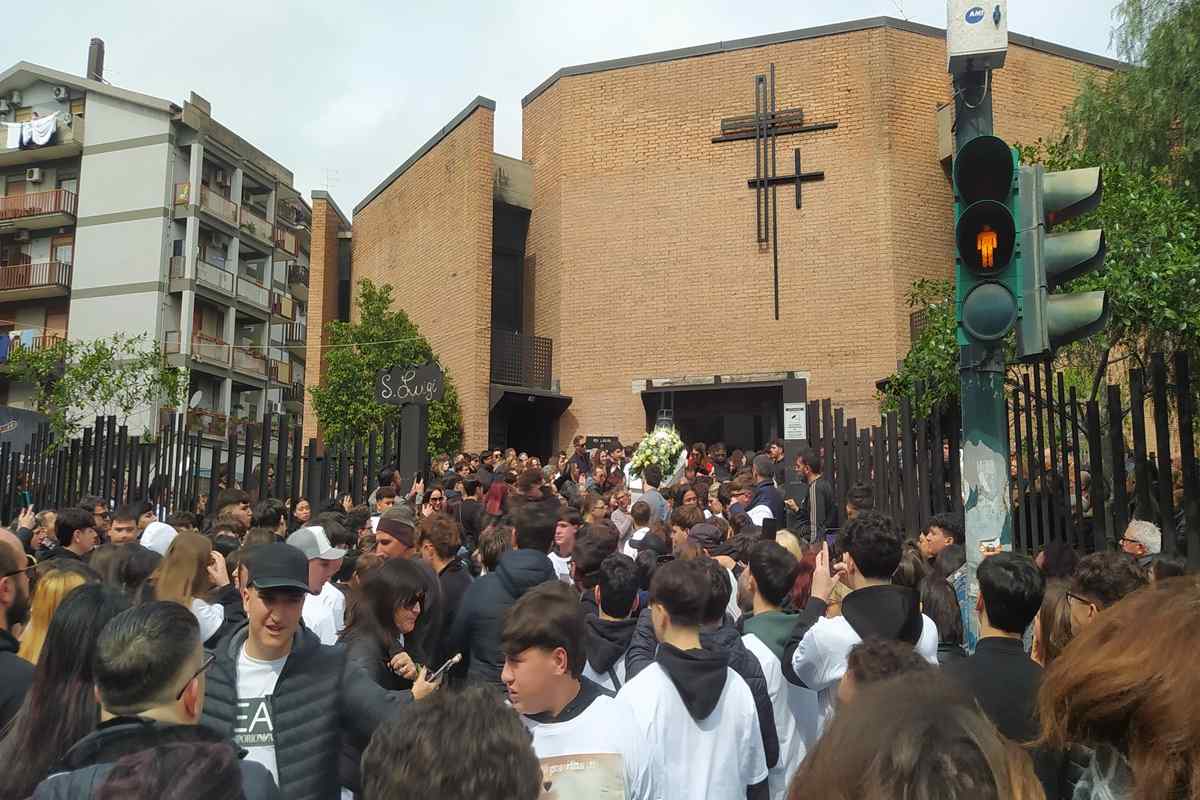 Folla ai funerali di Simone D'Arrigo - QdS