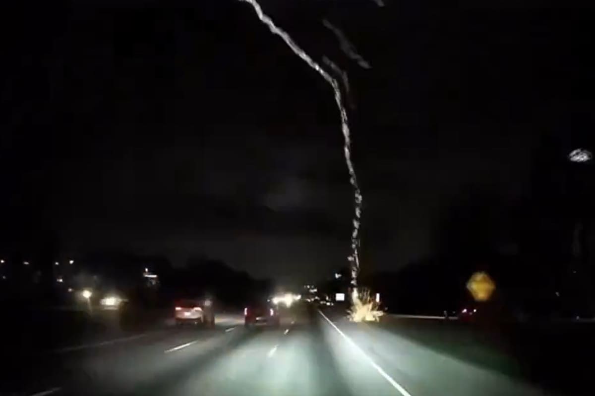 VIDEO | Panico in strada, fulmine sfiora l’auto: le impressionanti immagini