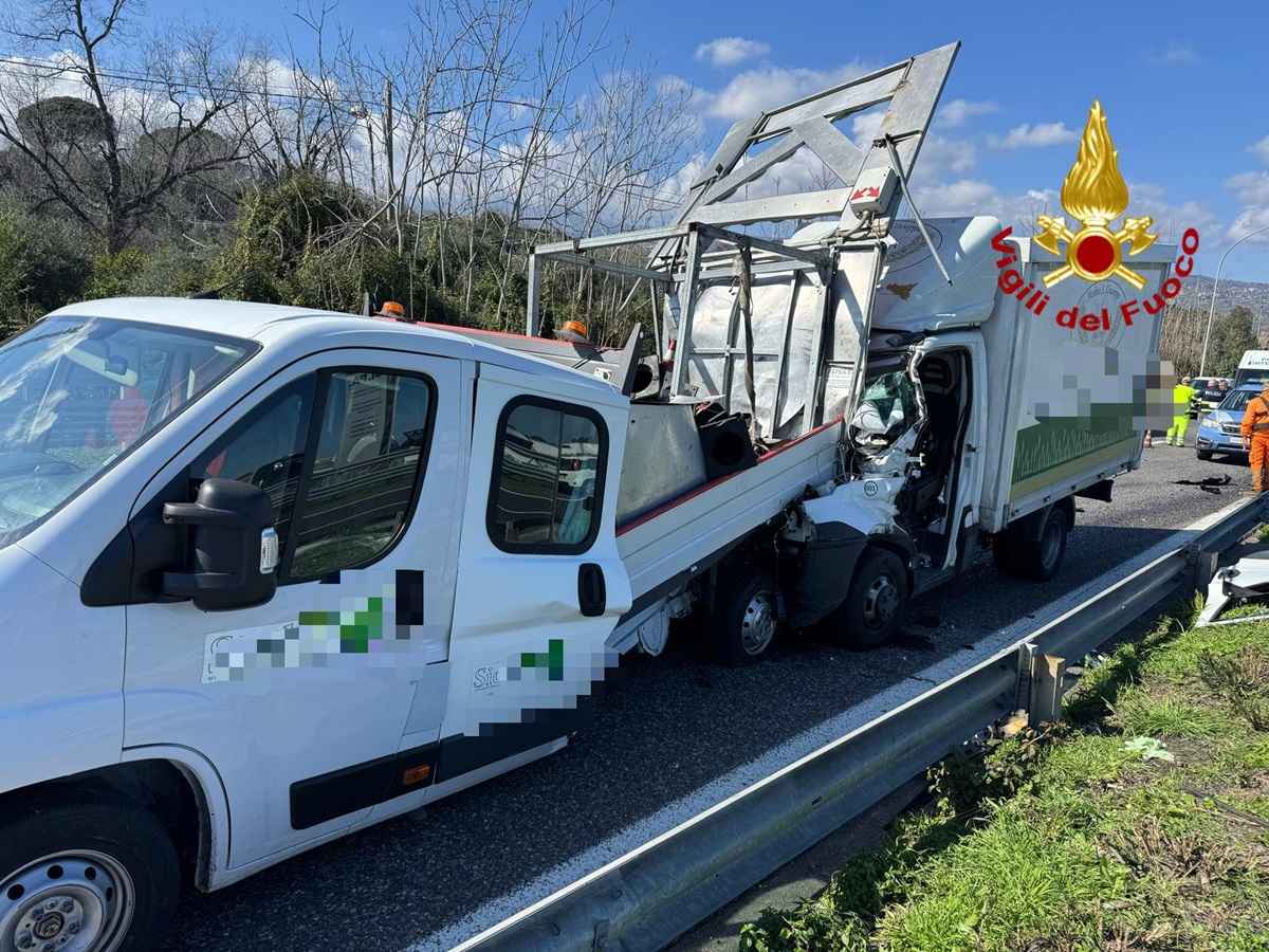 FOTO | Bruttissimo incidente sull’A18 tra Acireale e Giarre: coinvolti due mezzi pesanti