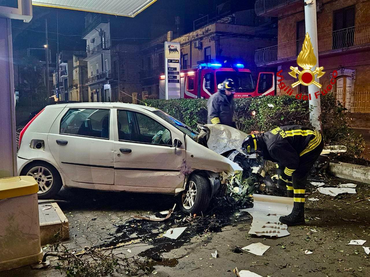 FOTO | Devastante incidente nella notte ad Adrano: 5 feriti