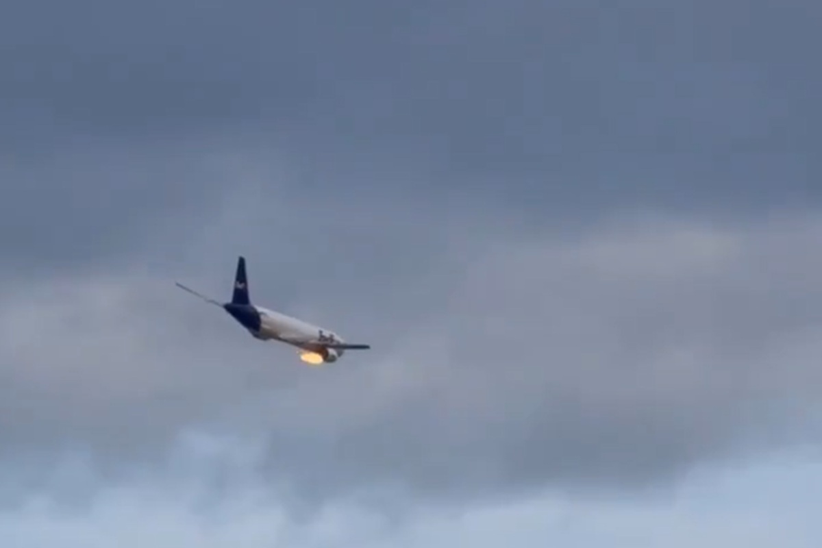VIDEO | Aereo in volo con il motore in fiamme, atterraggio d’emergenza