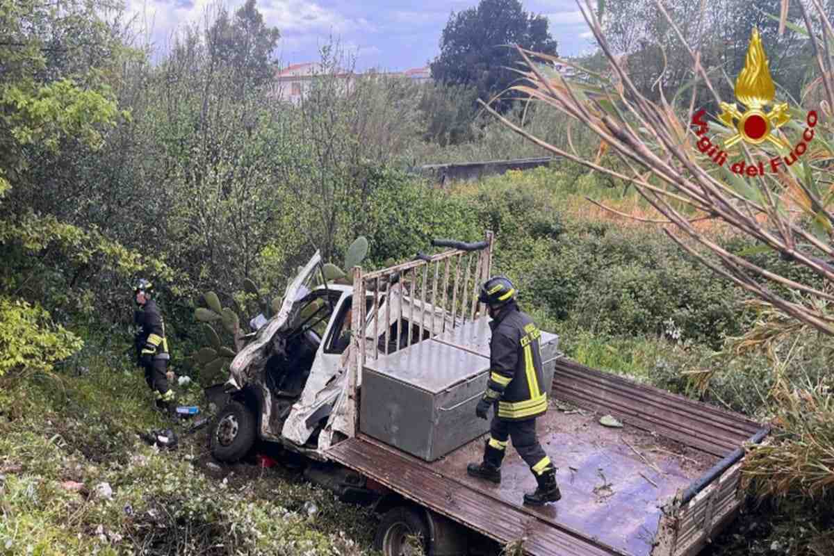 Tragico incidente sulla A20: camion precipita in un dirupo, morto conducente