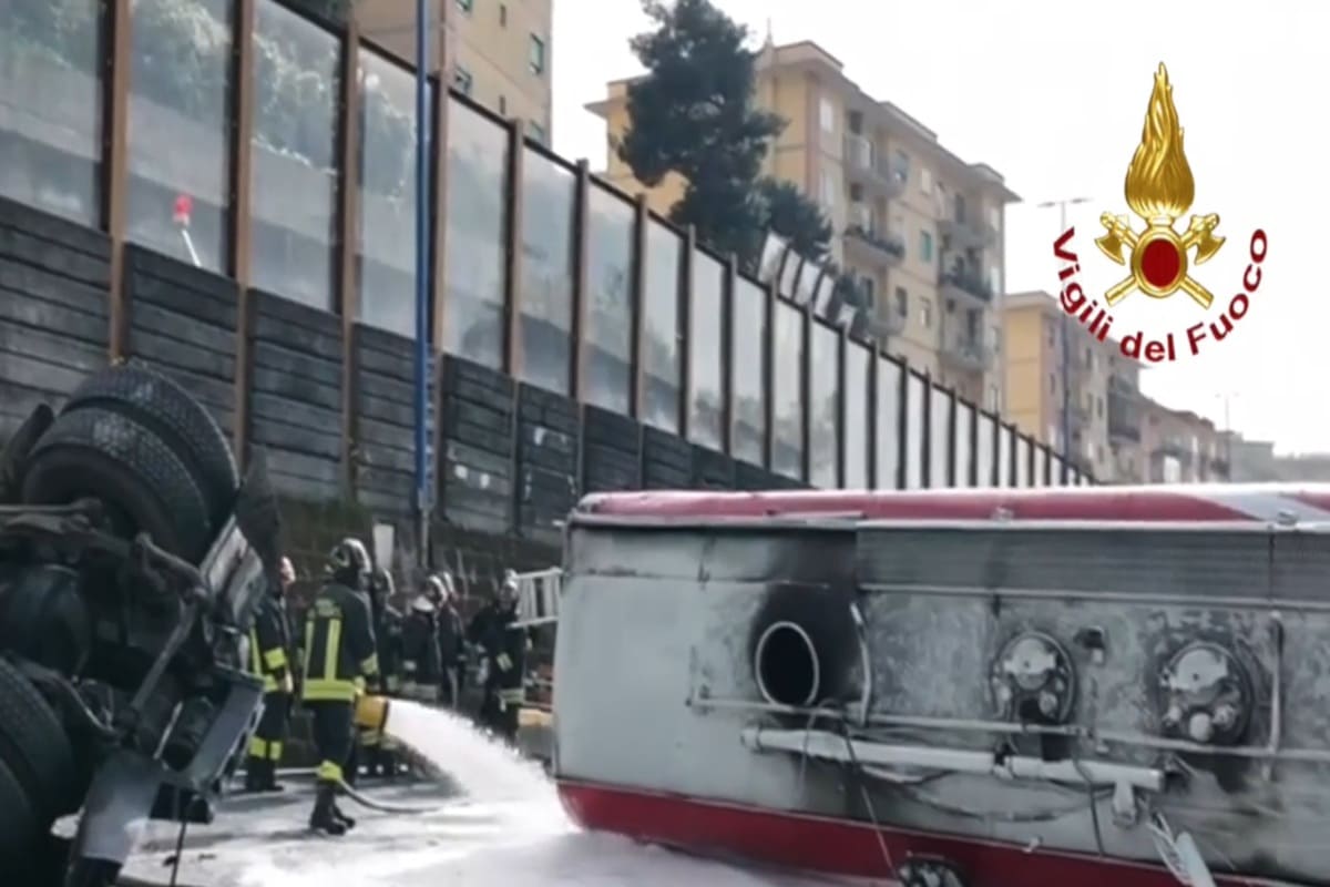 VIDEO | Tragedia sfiorata in tangenziale, Tir con benzina e gasolio si ribalta improvvisamente