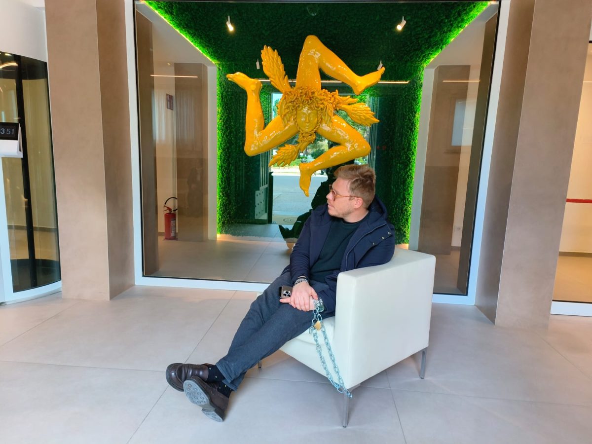 Clamoroso La Vardera: s’incatena a Palazzo d’Orleans per la legge anti crack