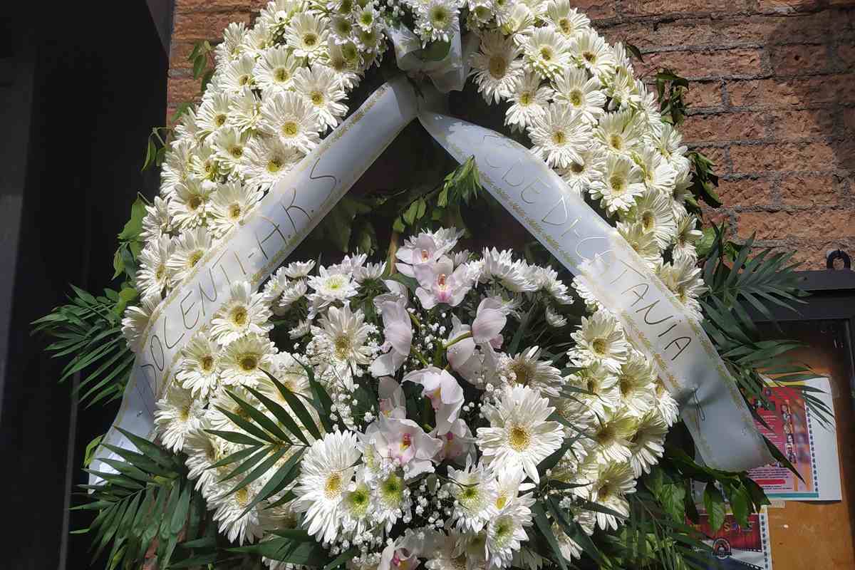 Uno striscione per Simone D'Arrigo nel giorno dei funerali - QdS