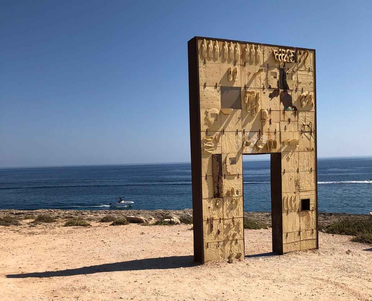 Lampedusa delizia per turisti e croce per migranti. Il sogno (spesso) infranto di chi approda nell’Isola