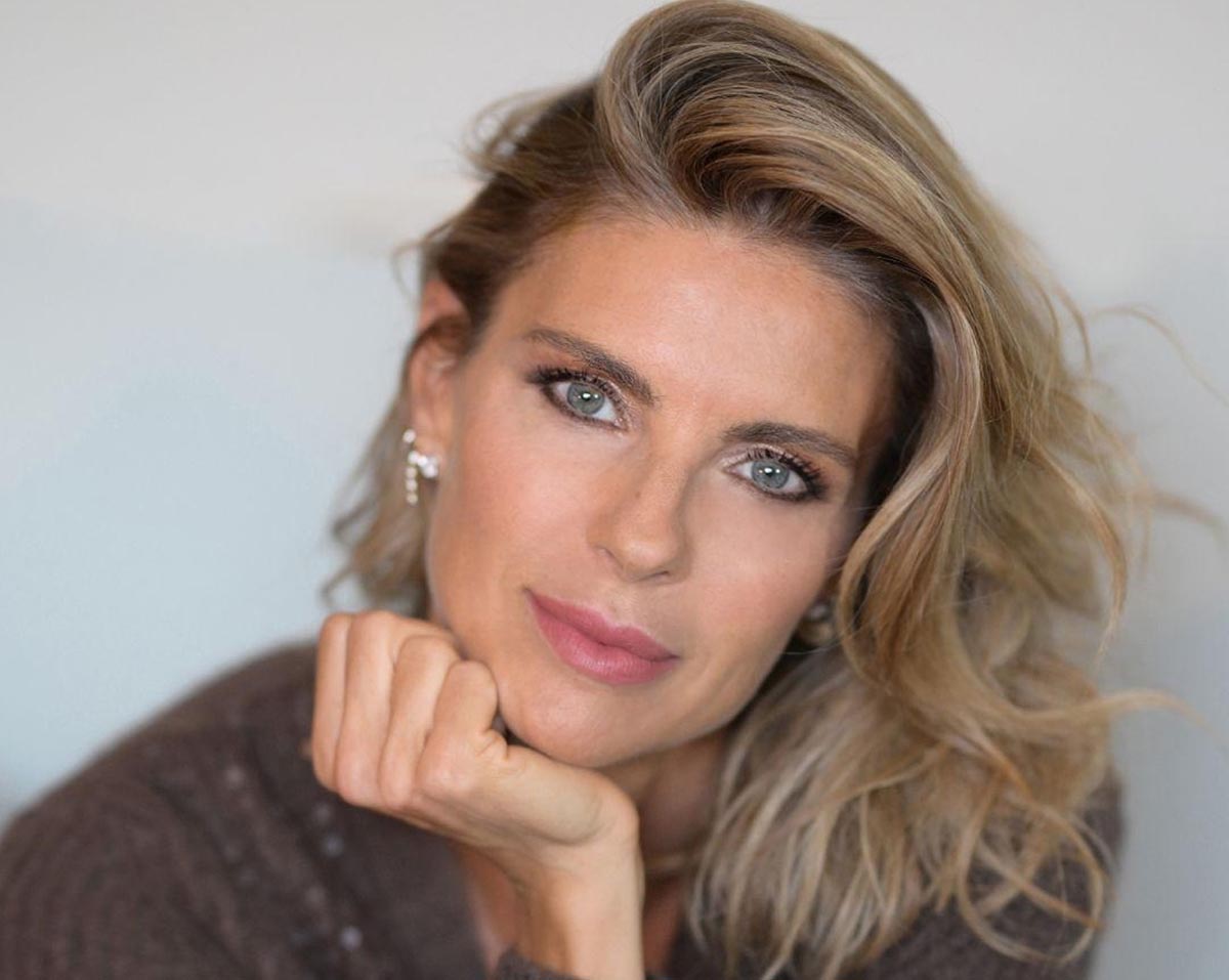 Martina Colombari, tra teatro e impegno sociale: “Ricominciamo a guardare le persone negli occhi”