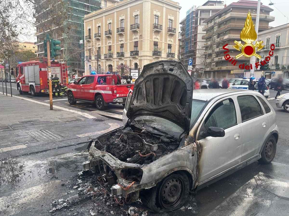 Auto a fuoco in Corso Italia: momenti di paura a Catania