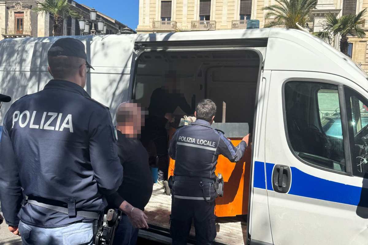 Sanzioni da oltre 3000 euro per un venditore di spremute di arance recidivo in piazza Stesicoro a Catania