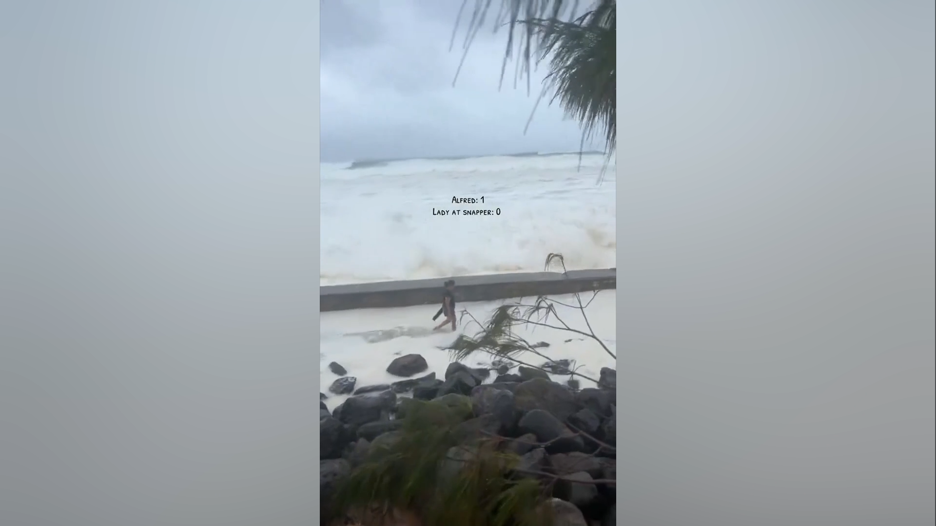 VIDEO | Sfida il mare in tempesta senza paura: ragazza affronta il ciclone