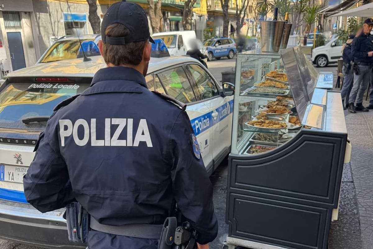 VIDEO | Catania, vasto blitz nel “far west” di via Plebiscito: camion con gru per sollevare bracieri abusivi