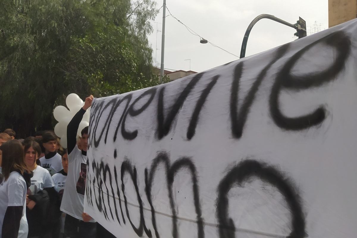 Uno striscione per Simone D'Arrigo nel giorno dei funerali - QdS