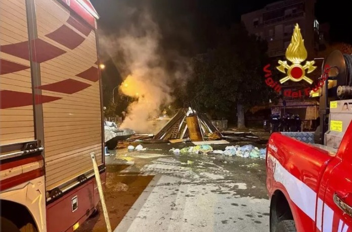 Vampe di San Giuseppe, caos a Palermo: fiamme e guerriglia con la Polizia, ferito un operaio