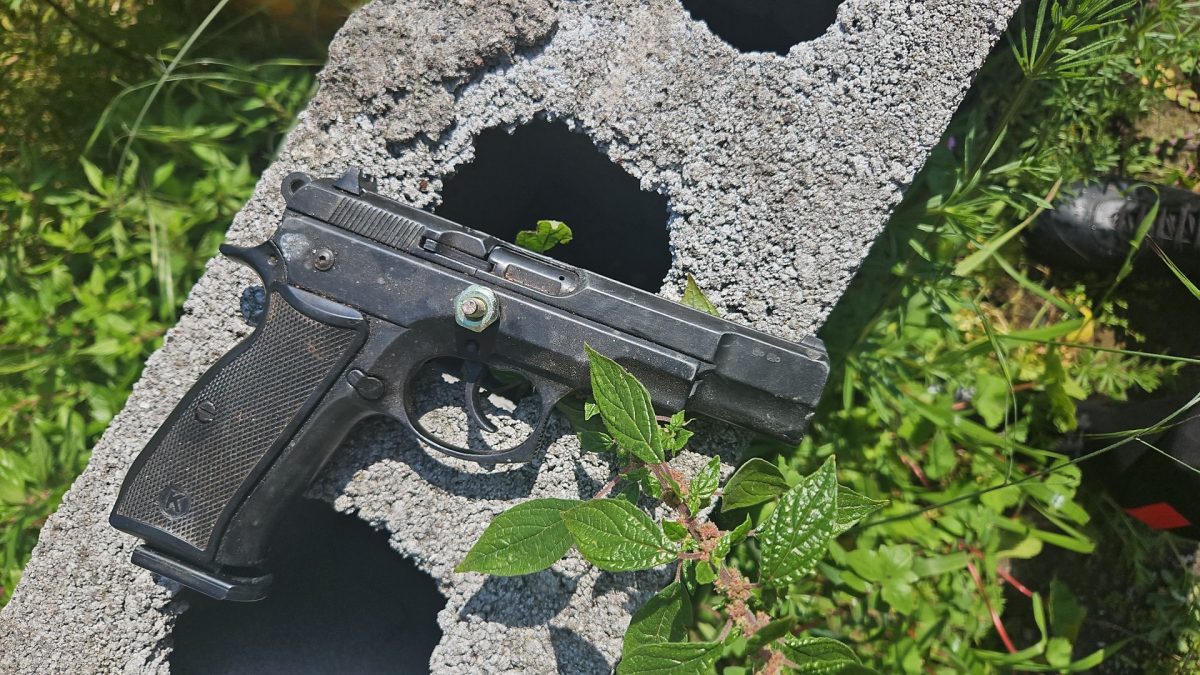 Acireale, casolare in campagna trasformato in officina per la realizzazione di armi: sequestrate pistole e fucili