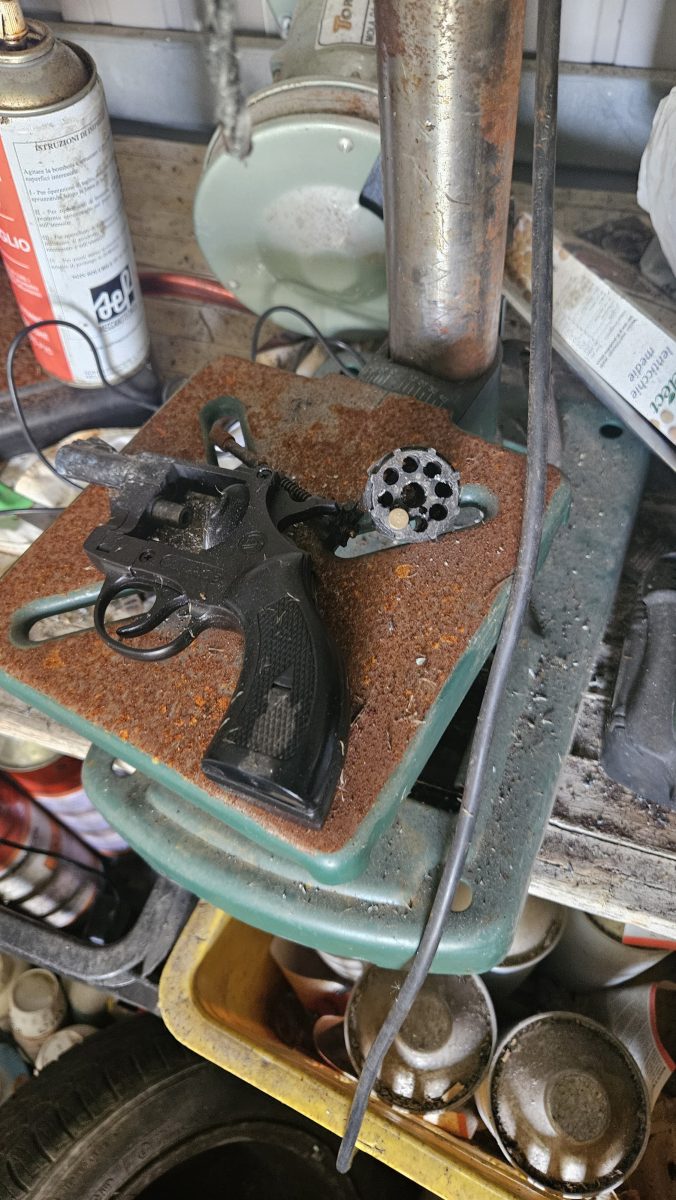 Galleria foto 'Acireale, casolare in campagna trasformato in officina per la realizzazione di armi: sequestrate pistole e fucili' - foto 1