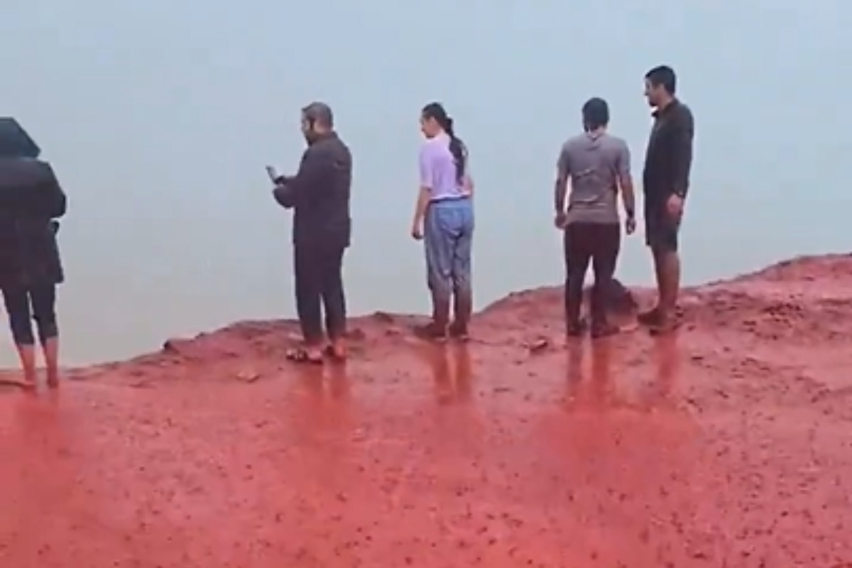 VIDEO | Dopo una forte pioggia l’acqua diventa rossa: l’incredibile fenomeno