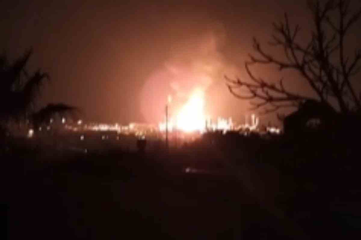 VIDEO | Ancona, incendio ed esplosione alla raffineria Api: la situazione