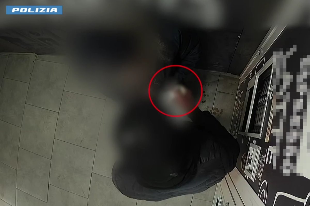 VIDEO | Anziano derubato in un distributore di bevande e snack a Catania, arrestato 37enne