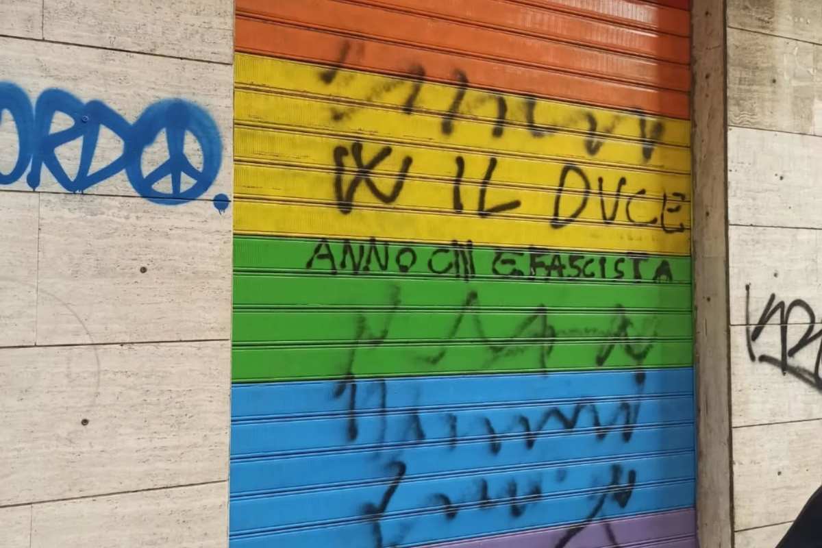 Catania, vandalizzata con scritte inneggianti al fascismo la sede di Arcigay